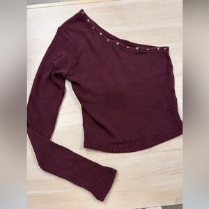 ZBD top made in turkey sz s-m 
Burgundy Ribbed Long Sleeve Top with Star Accents